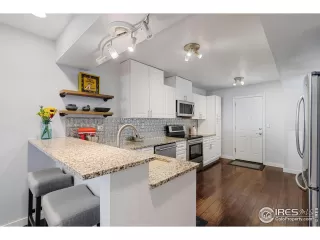 Photo #5: 985440 Listing