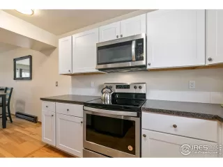 Photo #6: 985701 Listing