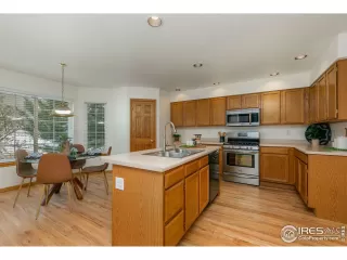 Photo #5: 987578 Listing