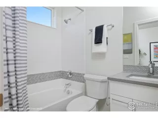 Photo #5: 987603 Listing