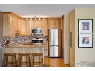 Photo #5: 988100 Listing