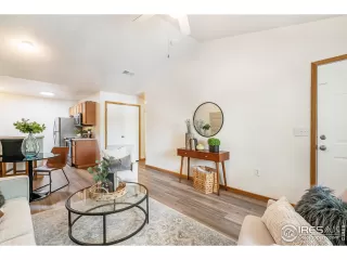 Photo #6: 988501 Listing