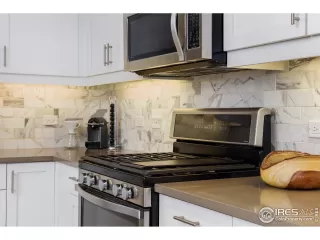 Photo #4: 989648 Listing