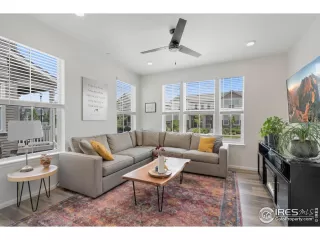 Photo #4: 989691 Listing