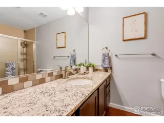 Photo #5: 989700 Listing