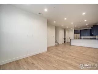 Photo #5: 989899 Listing