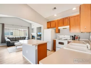 Photo #5: 989910 Listing