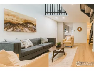 Photo #4: 990418 Listing