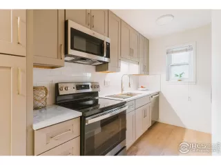 Photo #5: 990418 Listing