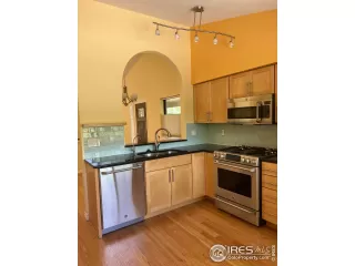 Photo #6: 990707 Listing