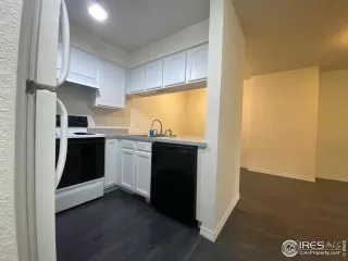 Photo #4: 990924 Listing