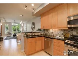 Photo #6: 990991 Listing