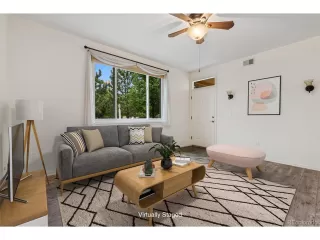 Photo #4: 9910758 Listing