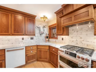 Photo #6: 992541 Listing