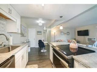 Photo #4: 995700 Listing