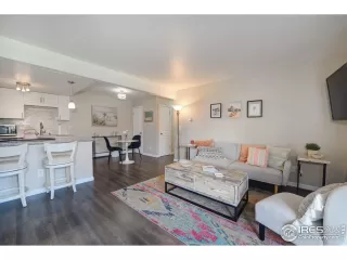 Photo #6: 995700 Listing