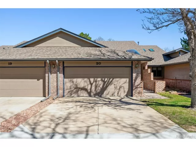 MLS: 9976928 Condo For Sale