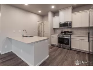 Photo #5: 999200 Listing